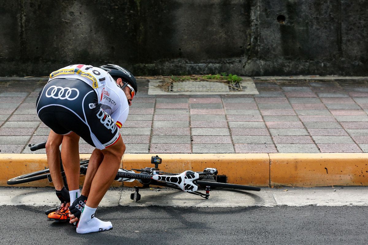 Francisco Mancebo loses a shoe in a crash