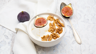 Greek yoghurt with fig and nuts