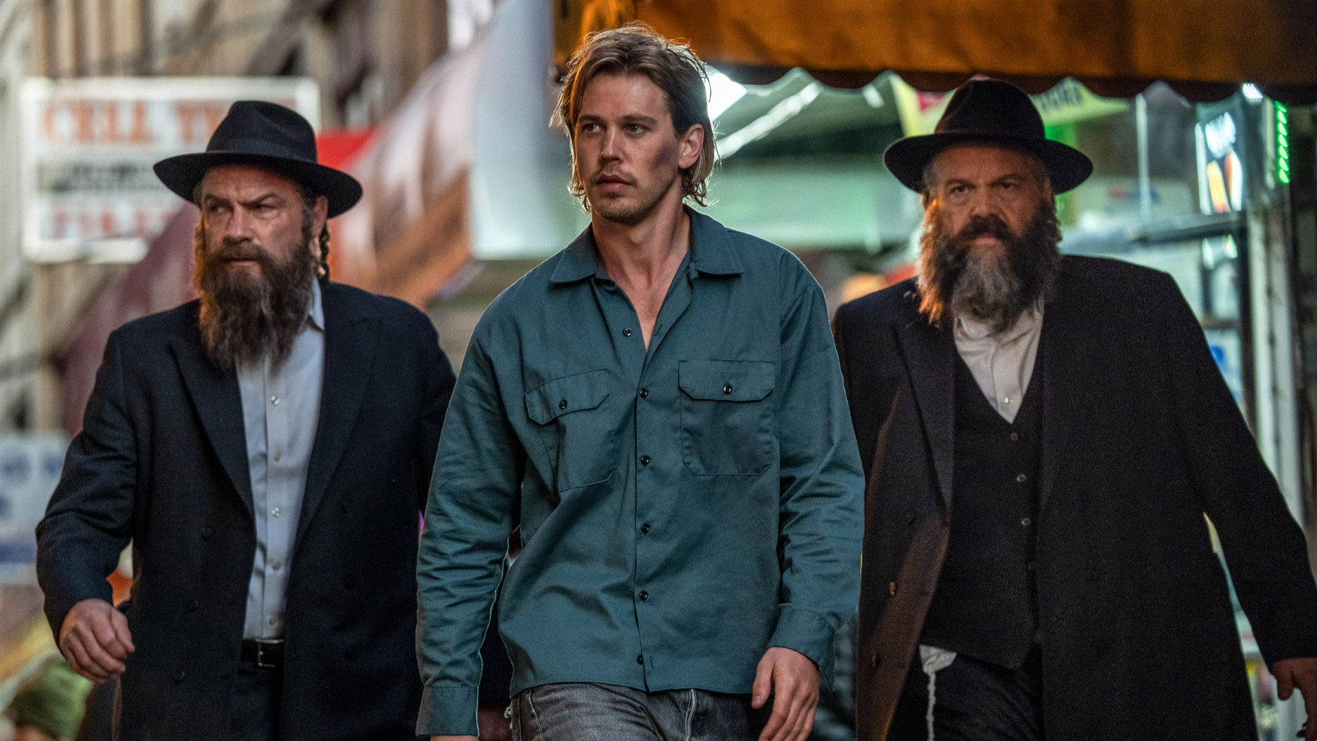 Austin Butler walks down a street with Liev Schreiber and Vincent D&#039;Onofrio as Orthodox jews
