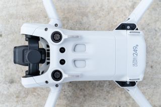 Yerde duran DJI Mini 3 Pro drone