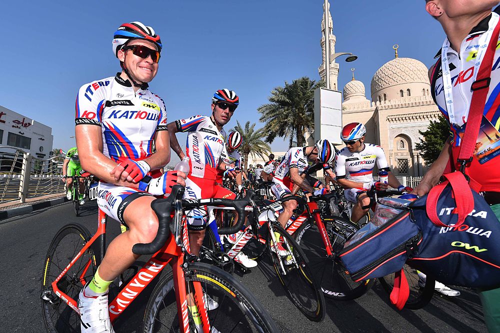 The field waiting for the start of stage 1