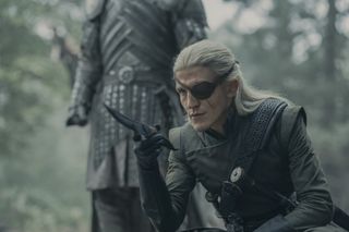 Ewan Mitchell dans le rôle d'Aemond Targaryen, tenant un poignard à genoux, dans « La Maison du Dragon »