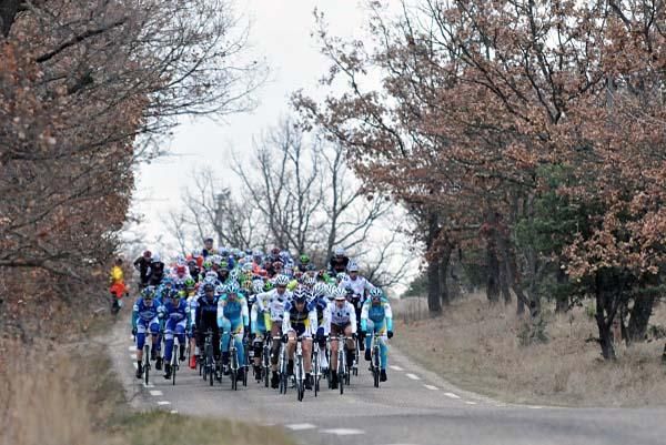 The peloton at the Etoile de Bess&egrave;ges