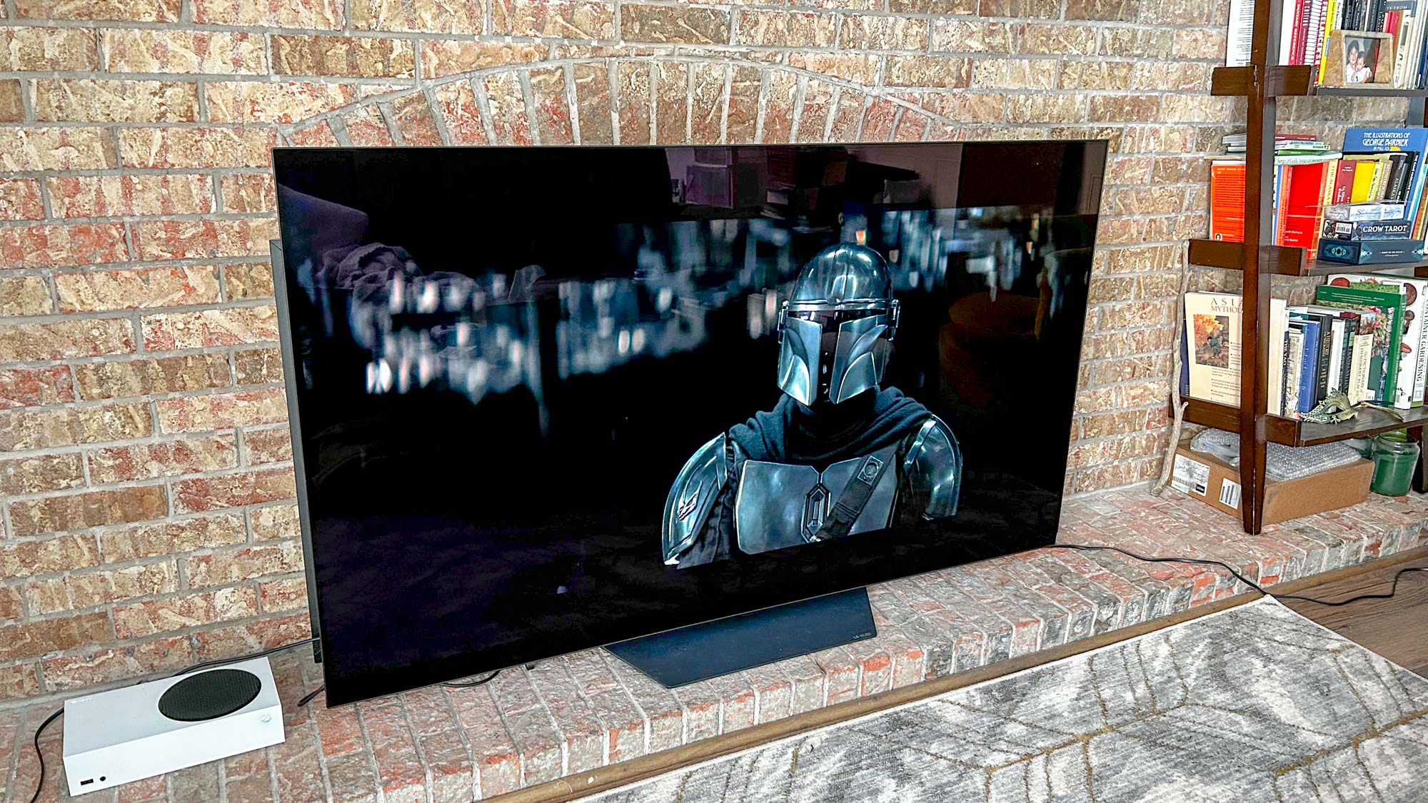 LG B2 OLED TV se muestra contra una pared de ladrillo en una sala de estar