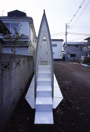 'Lucky Drops' house in Tokyo which is narrow, white and has an arched roof