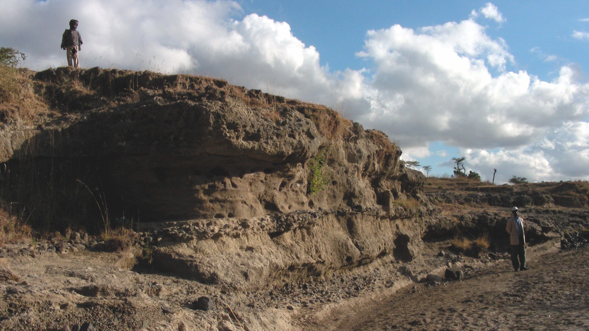 Los arqueólogos encontraron una afluencia de obsidiana en el nivel C en el sitio, lo que sugiere que un antiguo río se inundó periódicamente hace más de 1,2 millones de años, depositando obsidiana en Melka Kunture.