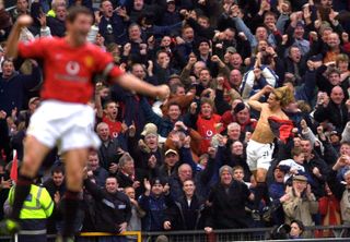 Manchester United’s Diego Forlan (R) celebrates his winning goal against Chelsea with captain Roy Keane during the 2002/03 season