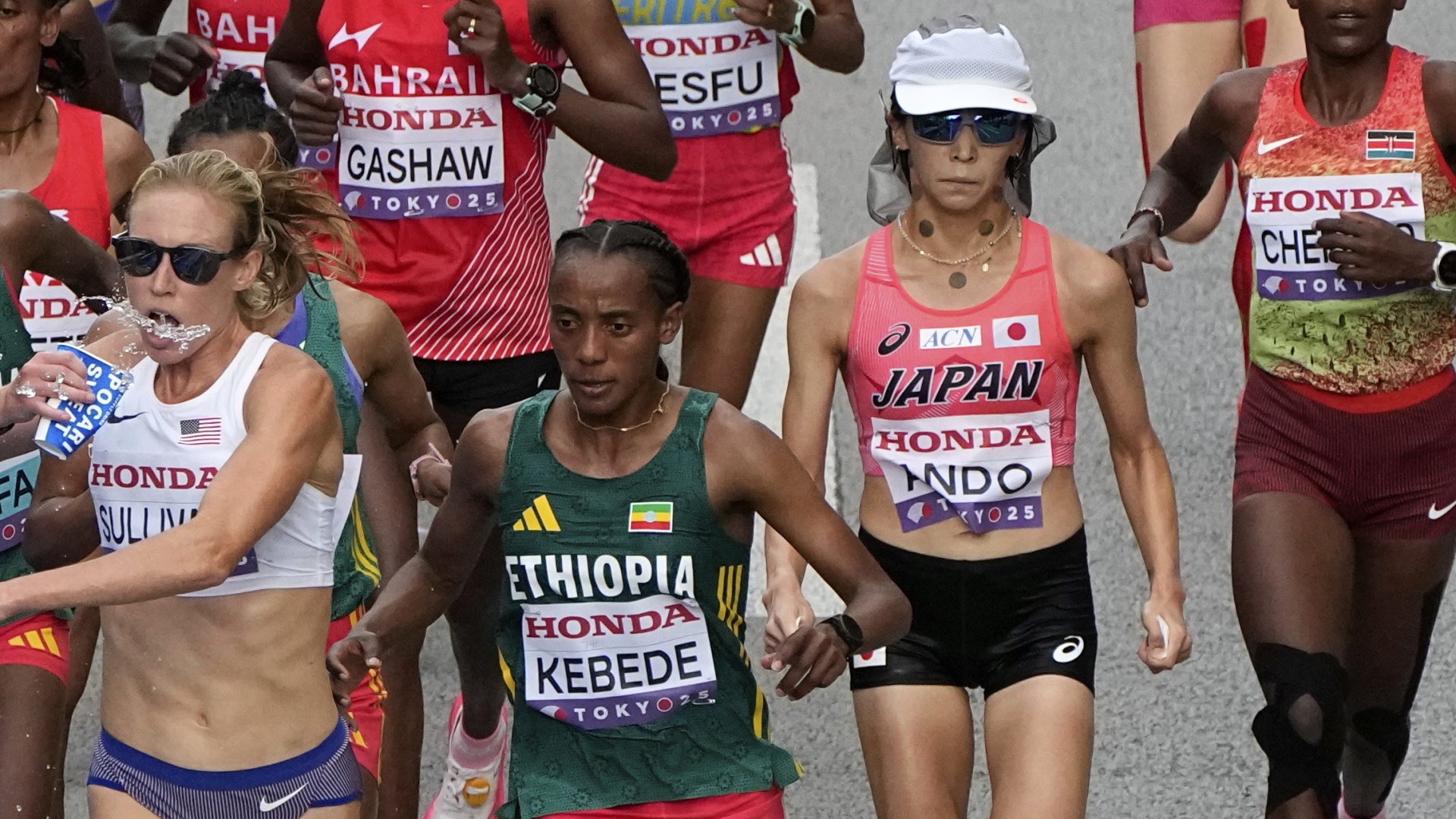 Ethiopia's Sutume Kebede leading the women's marathon at the World Athletics Championships on September 14, 2025 in Tokyo, Japan