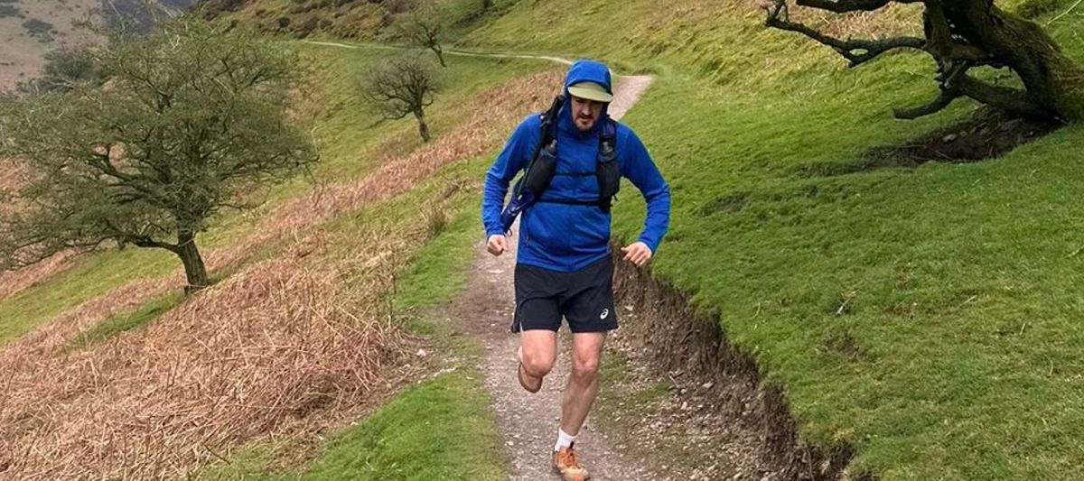 Man wearing Deuter Ascender 7 trail running pack