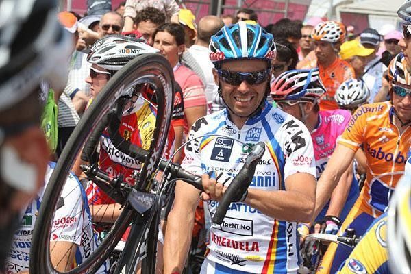Gilberto Simoni backs his way in to the start line.