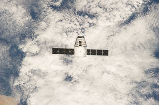 Expedition 39 Crew Snaps Image of SpaceX Dragon Arrival