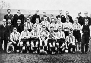 The Sheffield Wednesday squad who won the 1906/07 FA Cup with the trophy