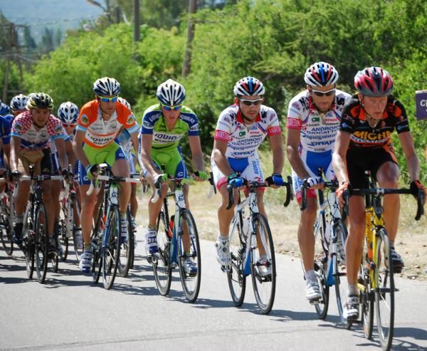 Rasmussen (Miche) leads the Androni and Liquigas trains