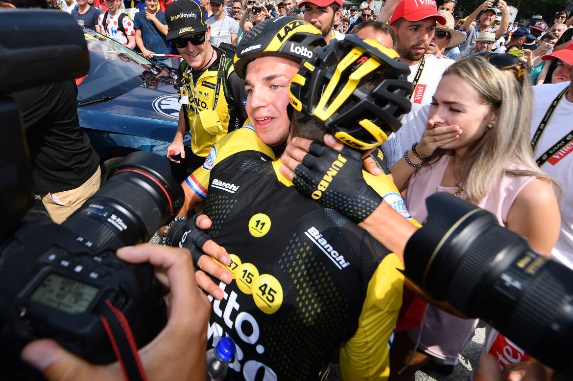 Dylan Groenewegen thanks his teammates