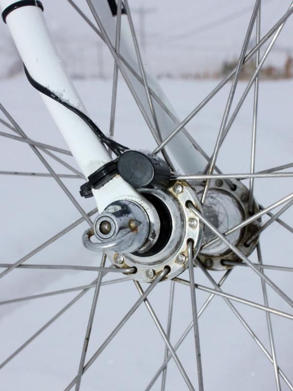 The old Avocet sensors mounted down by the fork tip. Missing is the original magnet ring, though.