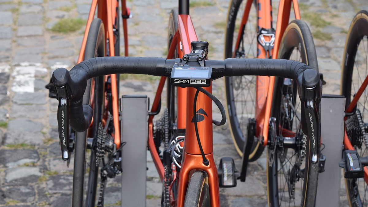 Boy Van Poppel (Roompot-Charles) ran visibly wider handlebars that are usually seen in WorldTour races