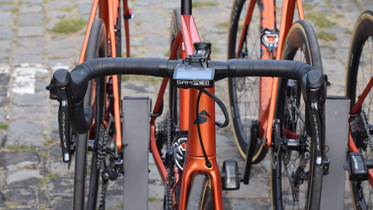 Boy Van Poppel (Roompot-Charles) ran visibly wider handlebars that are usually seen in WorldTour races