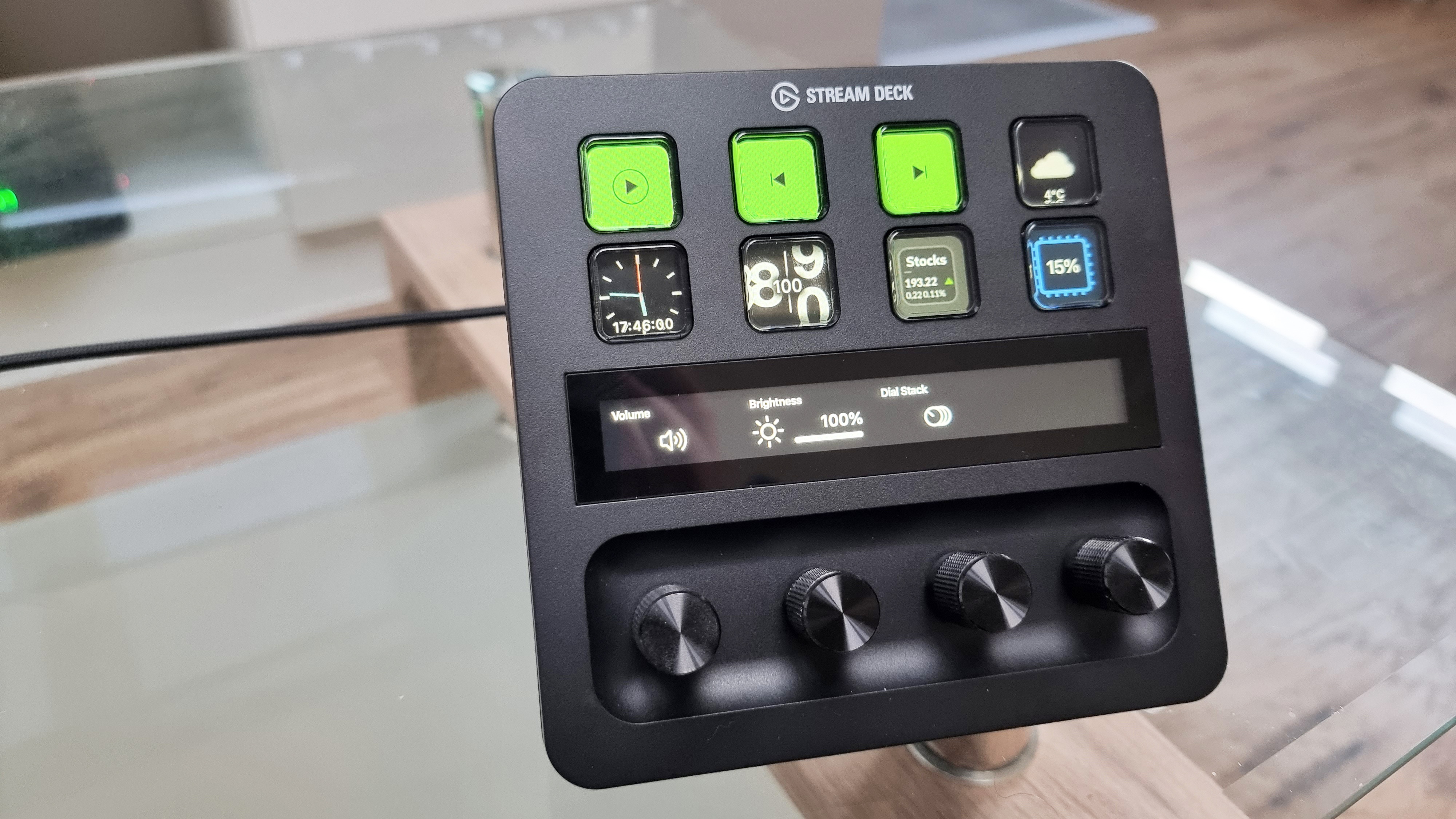 Elgato Stream Deck Plus cam bir masa üzerinde fotoğraflandı