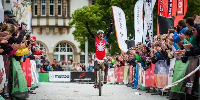 Esther S&uuml;ss wins the gold medal for Switzerland in the European marathon championships