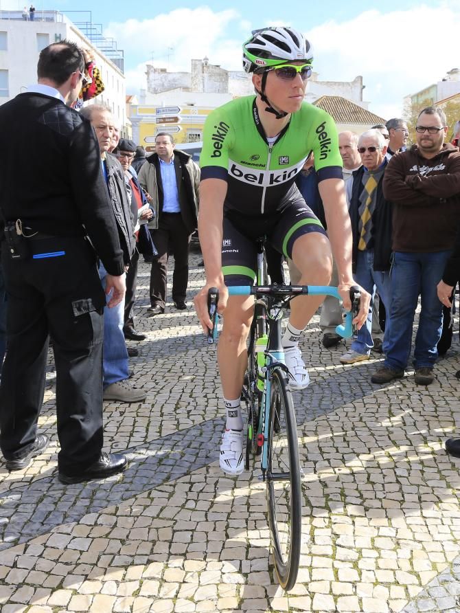Sep Vanmarcke rides to the start