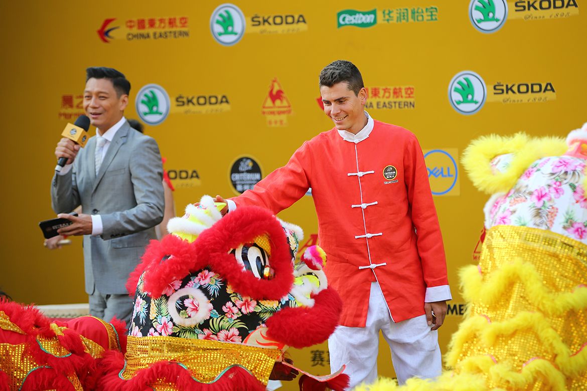 Warren Barguil looks at his lion