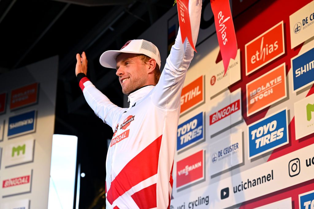 Despite his crash, Eli Iserbyt kept the World Cup lead after the Maasmechelen race
