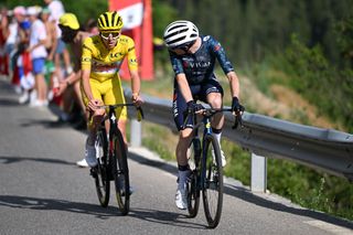 Col de la Coeule Francja 20 lipca 2024 r. Tadej Pogacar ze Słowenii i Emirates Team Emirates, Jonas Vengegaard Hansen z Danii i zespół Visma Les A Bike rywalizują w grupie pościgowej podczas 20. etapu Tour de France 2024 o długości 1328 km etap z Nicei do Col de La Coeuille 1676 metrów według klasyfikacji UCIWT w dniu 20 lipca 2024 r. w Col de la Coeuille, Francja, fot. Dario Bellengeri, Getty Images