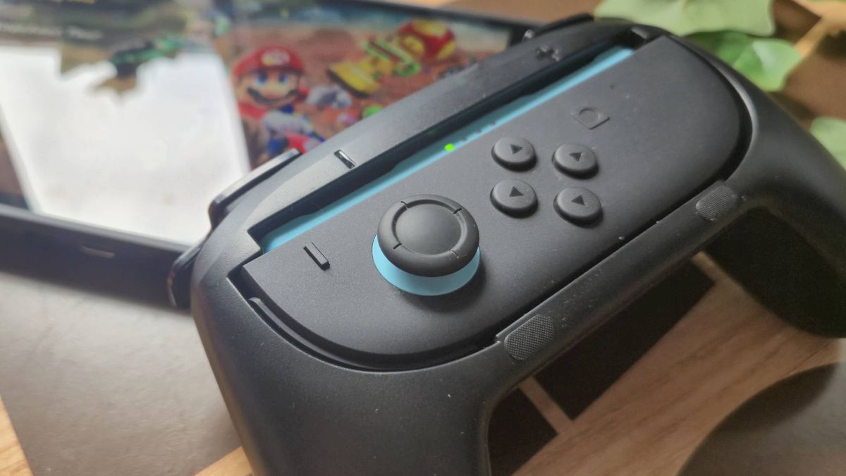 Photo by Rosalie Newcombe of the STEALTH Swith 2 Twin Controller grips.