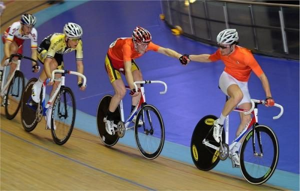 George Atkins hand slings in Dan McLay on their way to victory in the Junior Men's Madison.