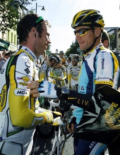 Mark Cavendish (Team Columbia-HTC) and Lance Armstrong (Astana) chat before the start of the second stage.