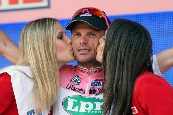 Danilo Di Luca (LPR Brakes-Farnese Vini) enjoys the maglia rosa