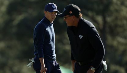 Spieth watches on as Mickelson holes his birdie putt