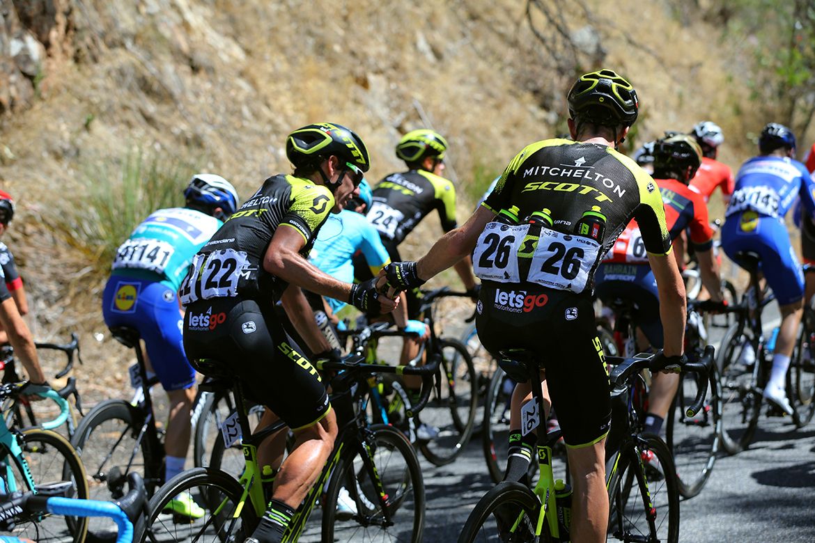 Damien Howson helping teammate Daryl Impey (Mitchelton-Scott)