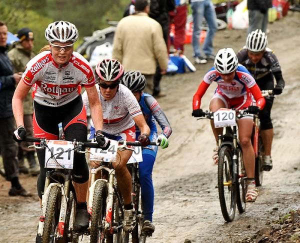 Alexandra Engen, Sue Clarke and others in the feedzone.