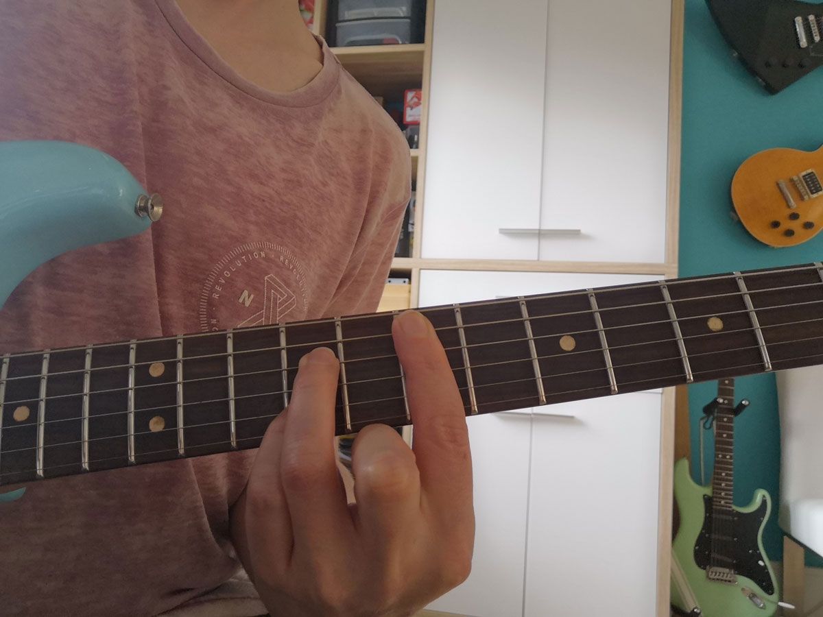 How to play an E chord on guitar