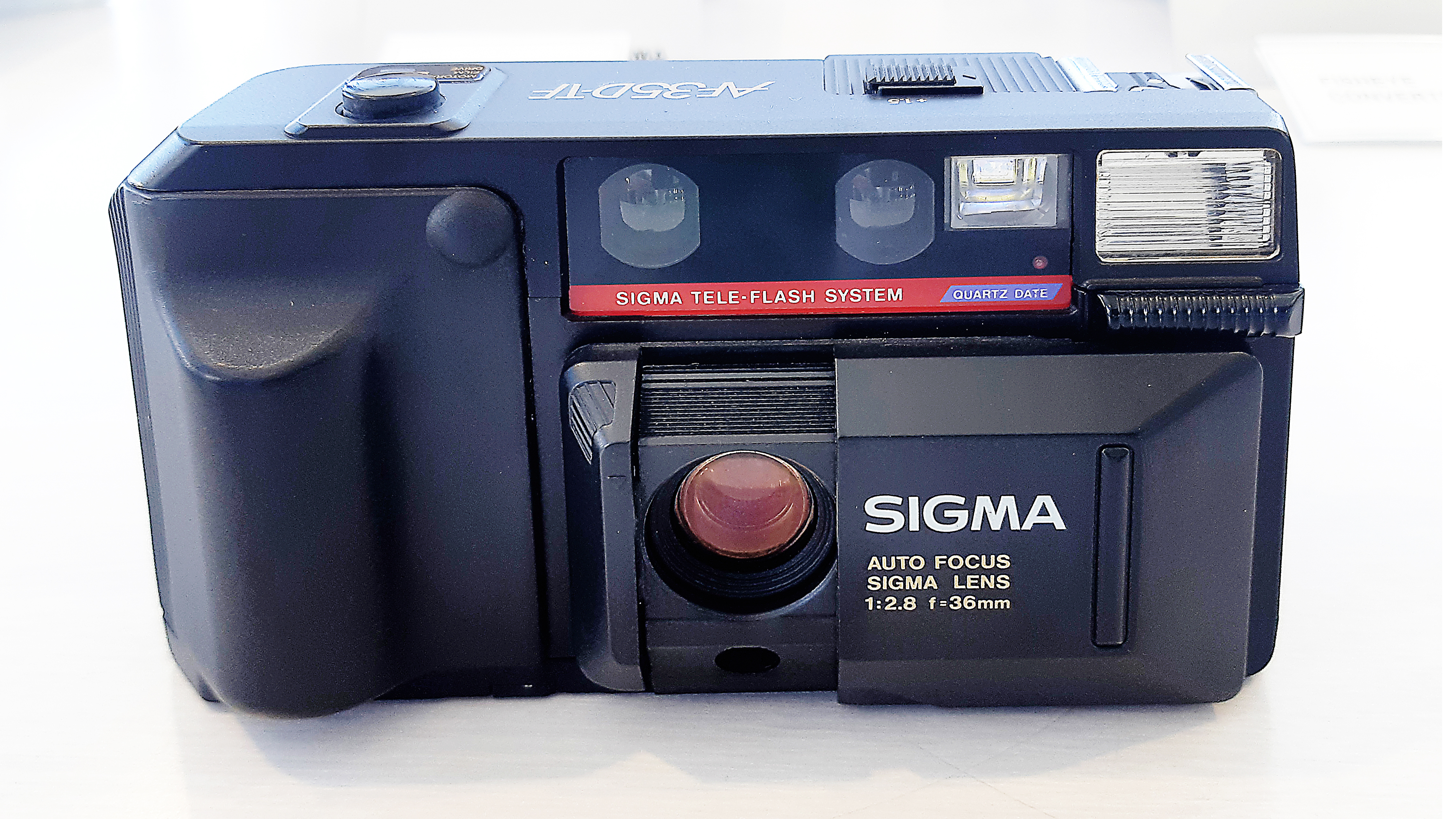 Sigma AF35D-TF (1987). Boxy 35mm compact with 36mm f/2.8 autofocus lens, built-in flash and motorised film transport.