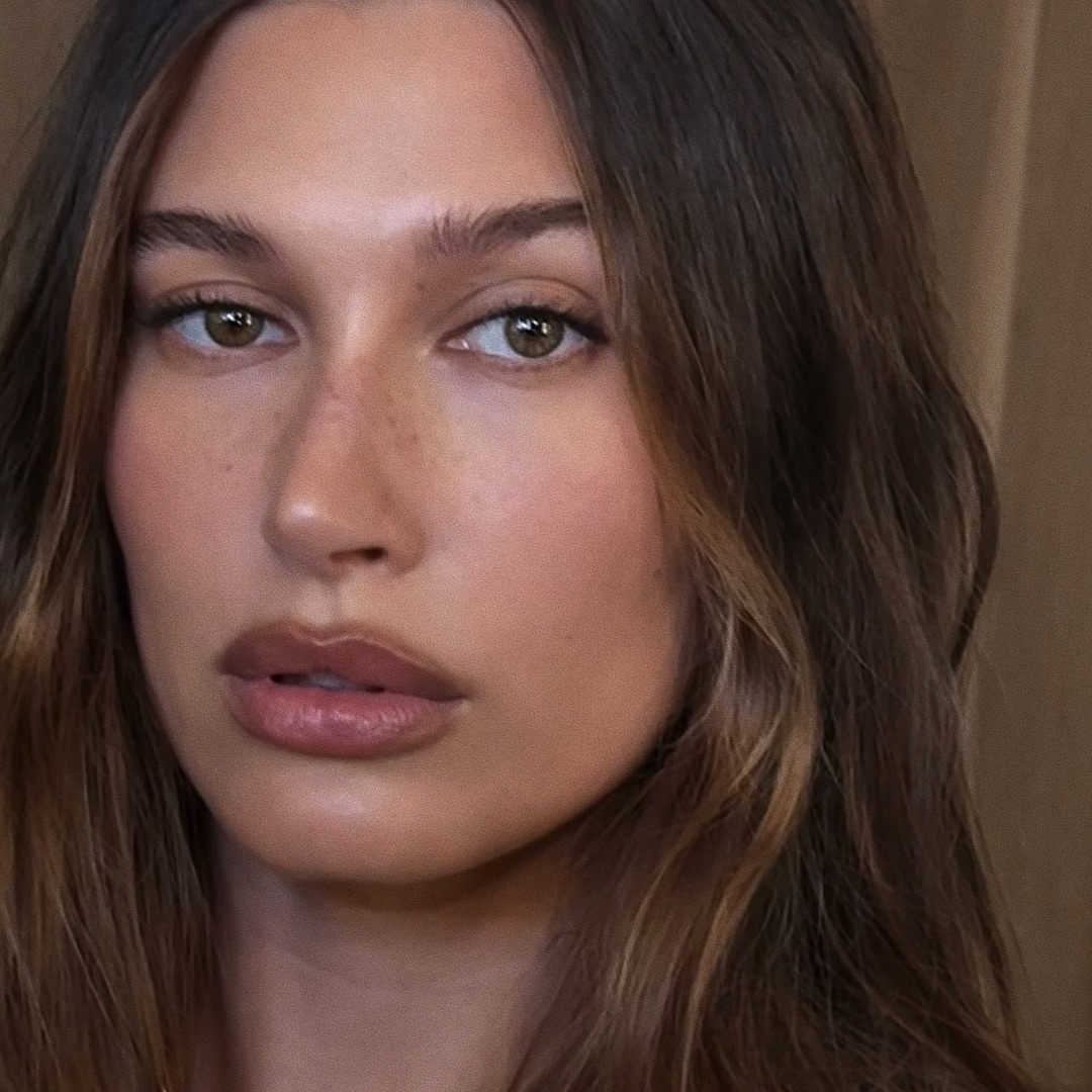 Hailey Bieber blurred lip liner trend