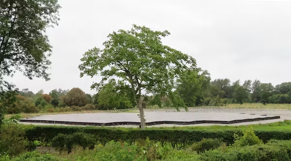 une large étendue de surface est visible au loin, entourée de verdure.