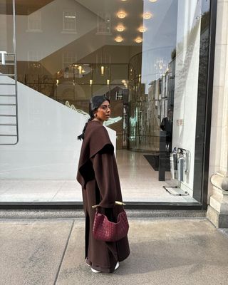 Coat Colour Trends 2024: Influencer wears a brown coat