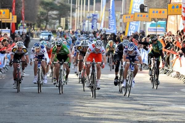 Arnaud Molmy (Team Roubaix-Lille M&eacute;tropole) wins the race behind Dumoulin