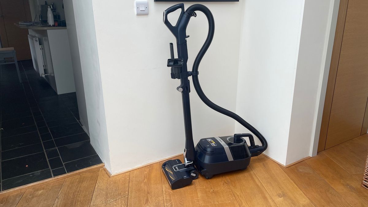 Shark Anti Hair Wrap Bagless Cylinder Pet Vacuum CZ250UKT review