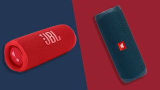 En rød JBL Flip 6 på blå baggrund ved siden af en blå JBL Flip 5 bluetooth-højttaler på rød baggrund