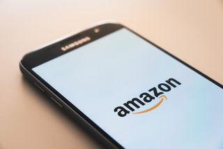 Unsplash | Christian Wiediger; Mit diesen Tipps sparst du Geld und genießt allerhand Vorzüge, die dir Amazon (Prime) offeriert