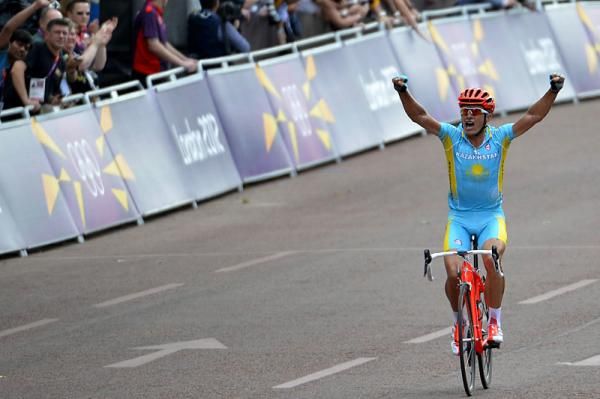 Alexandre Vinokourov (Kazakhstan) raises his arms to celebrate the Olympic road race championship