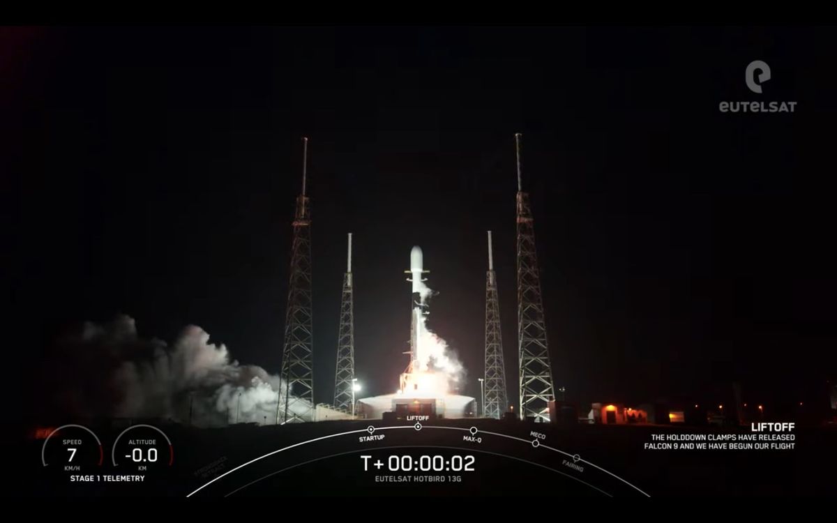 SpaceX lanceerde de Hotbird 13G-communicatiesatelliet, een op het land gestationeerde raket in de zee
