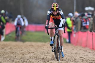 Sanne Cant makes her way through the sand