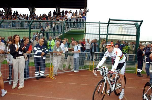 Cadel Evans (Silence-Lotto) rolls up.