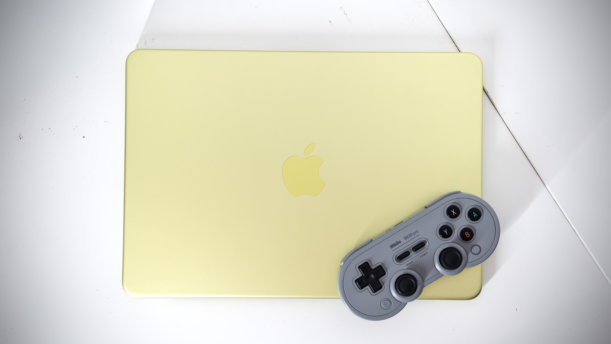 Apple MacBook Neo in Citrus colour.