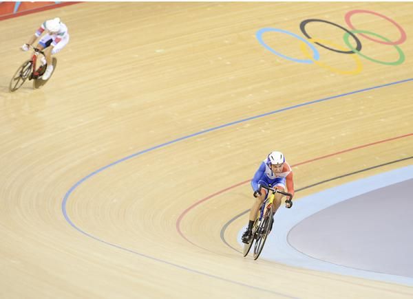 Bryan Coquard (France) overpowers Elia Viviani (Italy) to win the elimination race in the men's omnium. The Frenchman leads overall after three rounds.
