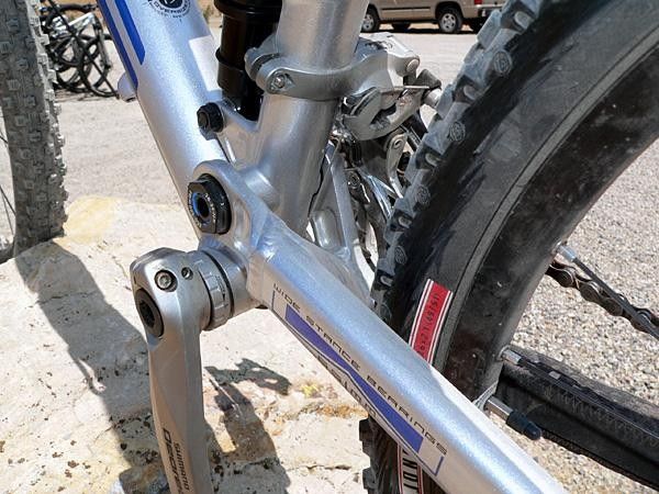 Main pivot on the new Top Fuel receives Wide Stance bearing spacing and press-fit oversized cartridge bearings. Chainstays are asymmetric to maximum the efficient use of material.